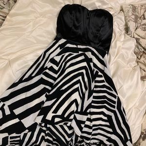 Size small, very cute sweetheart neckline dress!